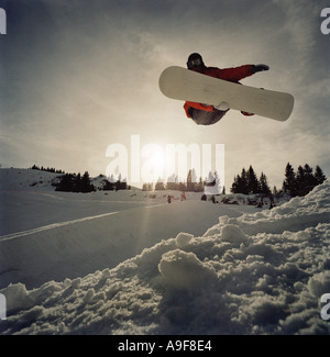 Snowboarder Snowboarden auf half-Pipe Sprung durch die Luft ziehen von einem grab Stockfoto