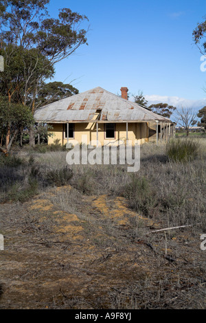 Verlassenen und verfallenen Bauernhaus oder Bauernhof in der Western Australian bush Stockfoto