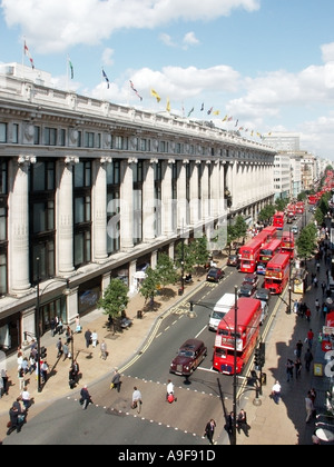 Kaufhaus Selfridges Blick von oben mit Blick auf die Oxford Street mit Käufern red London Doppeldeckerbusse West End London England Großbritannien Stockfoto