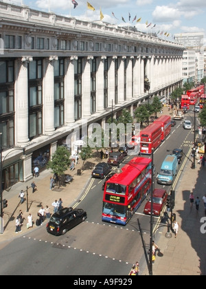 Luftaufnahme, die geschäftige Oxford Street & Kaufhaus Selfridges Colonnade & Shopper roten Londoner Doppeldecker West End England Großbritannien Stockfoto