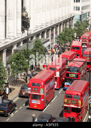 Routemaster historischer, ikonischer Doppeldeckerbus London Transport Busse in beide Richtungen aus der Vogelperspektive Oxford Street im Kaufhaus Selfridges Stockfoto