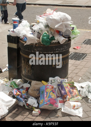Essex überquellenden Abfallbehälter mit Müll auf Bürgersteig Stockfoto
