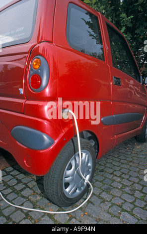 Deutschland Berlin Electric Vehicle Symposium betriebene Elektroauto mit seiner Batterie aufgeladen Stockfoto