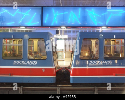 Heron Quays Bahnsteig und Züge auf dem Overhead-Projektor Docklands light railway Stockfoto