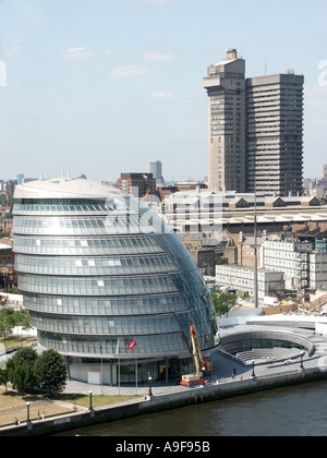 Semi-Luftbild von Themse und Sanierungen entlang South Bank einschließlich der Greater London Authority Büros Stockfoto