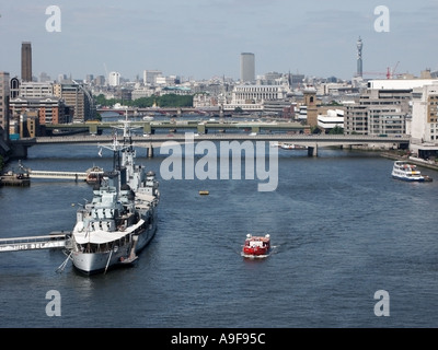 Luftbild mit Blick auf die Themse Brücken und HMS Belfast Light Cruiser museum Schiff dauerhaft in den Pool der London England UK günstig Stockfoto