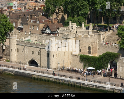 Luftbild mit Blick auf einen Teil der historischen Riverside Traitors Gate im Tower von London zum Weltkulturerbe der UNESCO neben Pool von London England Großbritannien Stockfoto