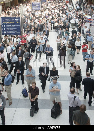 Pendler, die aus London Liverpool Street Bahnhof Gesicht Chaos & Störung warten auf Informationen über den Transport nach Hause gehen Stockfoto