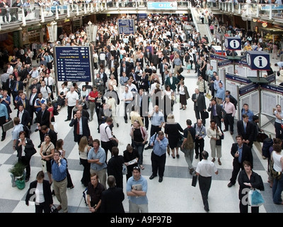 Trainieren Sie Passagiere & Pendler London UK Draufsicht aus der Masse der Menschen aufgrund zu Hause warten auf Details zu Transportverzögerungen & Störung unterwegs sein Stockfoto