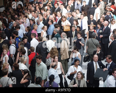 Chaos, während Büroangestellte und andere Pendler sich um Bahnsteige am Bahnhof Liverpool Street tummeln, Störungen der Rush Hour-Pendler transportieren großbritannien Stockfoto