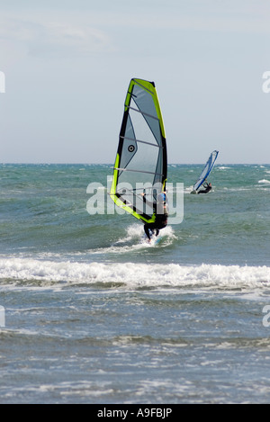 Windsurfer genießen den warmen spanischen winter Stockfoto