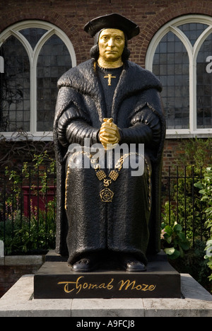 Thomas Morus außerhalb Chelsea Old Church. Die Embankment, London SW3. England HOMER SYKES Stockfoto