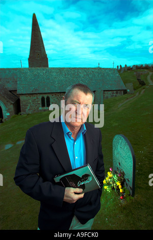 Schauspieler John Nettles am Grab von John Betjeman in der St Enodoc Kirche in der Nähe von Rock in Cornwall Stockfoto