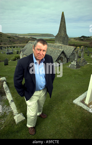 Schauspieler John Nettles am Grab von John Betjeman in der St Enodoc Kirche in der Nähe von Rock in Cornwall Stockfoto