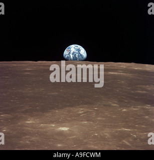 Die Erde erhebt sich über dem Mond gesehen von Apollo 11 Stockfoto