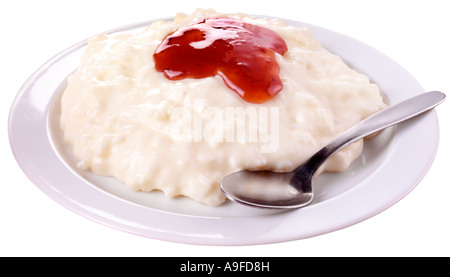 TRADITIONELLE MILCHREIS MIT MARMELADE AUSSCHNEIDEN Stockfoto