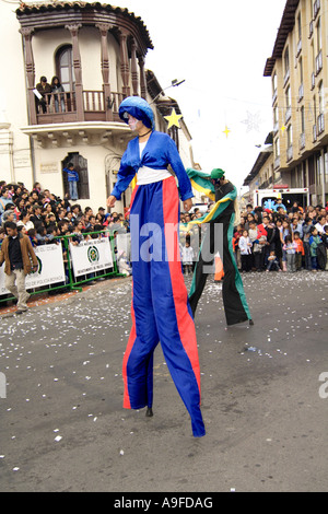 Menschen in Kostümen auf Stelzen während des Karnevals. Tunja, Boyacá, Kolumbien, Südamerika Stockfoto