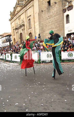 Menschen in Kostümen auf Stelzen während des Karnevals. Tunja, Boyacá, Kolumbien, Südamerika Stockfoto