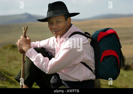 "Der schwarze Bauer" Wilfred Emmanuel-Jones zu Fuß auf Dartmoor Stockfoto