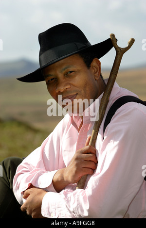 "Der schwarze Bauer" Wilfred Emmanuel-Jones zu Fuß auf Dartmoor Stockfoto