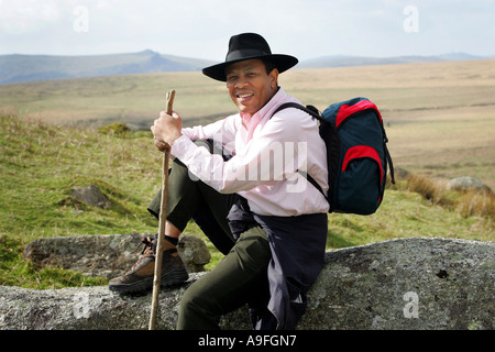 "Der schwarze Bauer" Wilfred Emmanuel-Jones zu Fuß auf Dartmoor Stockfoto