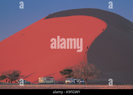 Touristen, die Düne 45 Sossusvlei Namib Naukluft Nationalpark Namibia aufsteigend Stockfoto