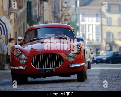 Ein Fiat 8V 1952 steigt aus Rociglione in 2005 Mille Miglia Oldtimer-Rallye in Italien Stockfoto