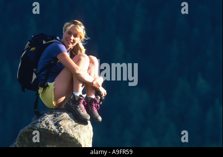 weibliche Wanderer auf Felsen sitzend. Stockfoto
