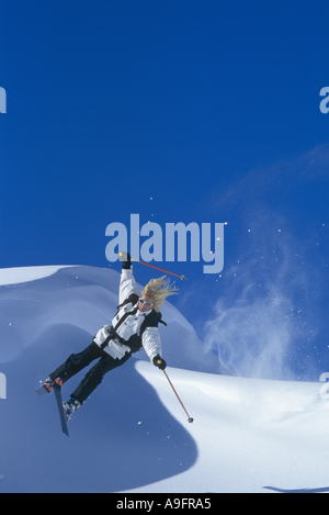 Skifahrerin springen in der Luft. Stockfoto