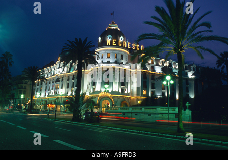 Hotel Negresco mit seinen riesigen rosa Kuppel, beleuchtete Progammierlogik in der Nacht, bauen 1912 vom Architekten Edouard Niermans an der Prome Stockfoto