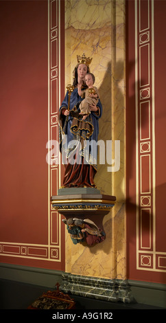 Statue der Jungfrau Maria mit dem Jesuskind, St. Francis Xavier Church, Hereford, England Stockfoto