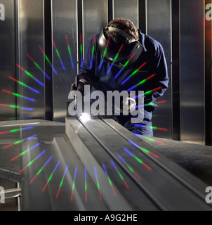 MIG-Schweißen von Aluminium-Federbeine für Luft-und Raumfahrt Stockfoto