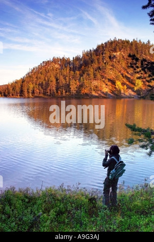 Wanderer am See Toerikaenlampi, Finnland, Oulu, Kuusamo fotografieren Stockfoto