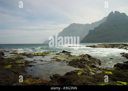 Felsen am Strand von Punta del Hidalgo, auf der Kanarischen Insel Teneriffa, Spanien, Teneriffa Stockfoto