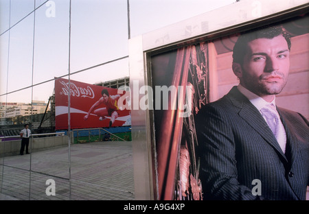 China, Peking. Werbeplakate Stockfoto