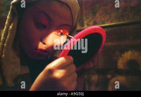 China, Pinyao. Opernsängerin des fahrenden Theater gilt ihr Make up. Stockfoto