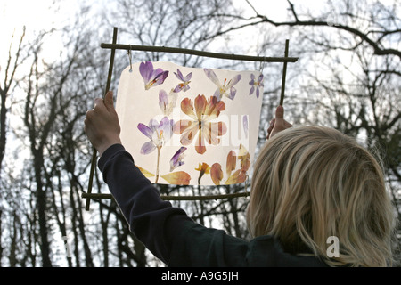 Kinder mit Blüte Bild basteln Stockfoto