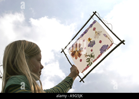 Kinder mit Blüte Bild basteln Stockfoto