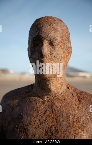 Eine Figur aus dem Kunstwerk Another Place von Anthony Gormley am Crosby Strand Merseyside. 2007 Stockfoto