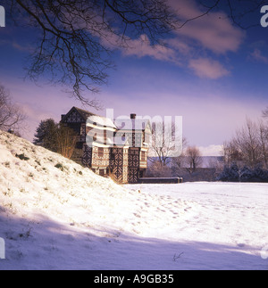 Little Moreton Hall im Winter, in der Nähe von Congleton, Cheshire, England, UK Stockfoto