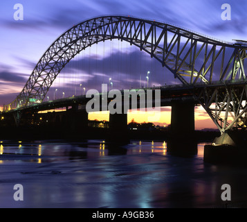 Runcorn und Widnes Straßenbrücke über den Fluss Mersey bei Nacht, Cheshire, England, UK Stockfoto