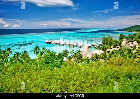 Überwasser-Bungalows des Sofitel La Ora Hotels an der Küste in der Nähe von Tahiti in Französisch-Polynesien Moorea. Stockfoto