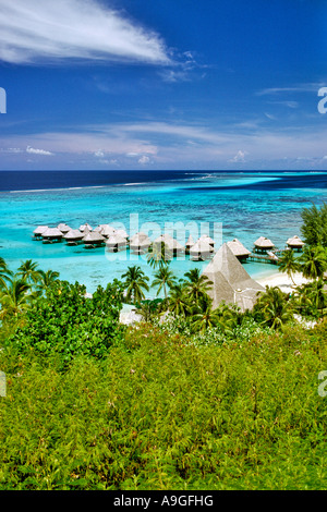 Überwasser-Bungalows des Sofitel La Ora Hotels an der Küste in der Nähe von Tahiti in Französisch-Polynesien Moorea. Stockfoto