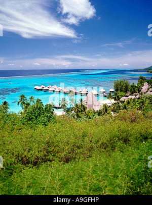 Überwasser-Bungalows des Sofitel La Ora Hotels an der Küste in der Nähe von Tahiti in Französisch-Polynesien Moorea. Stockfoto