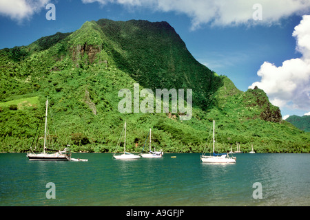 Blick über Cooks Bay auf der Insel Moorea in der Nähe von Tahiti in der Gruppe der Gesellschaftsinseln in Französisch-Polynesien. Stockfoto