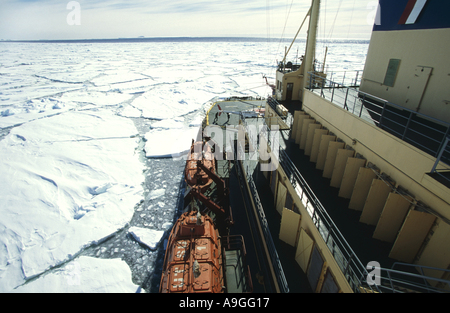 Russische Eisbrecher Kapitan Khlebnikov, im Eis der Antarktis. Stockfoto