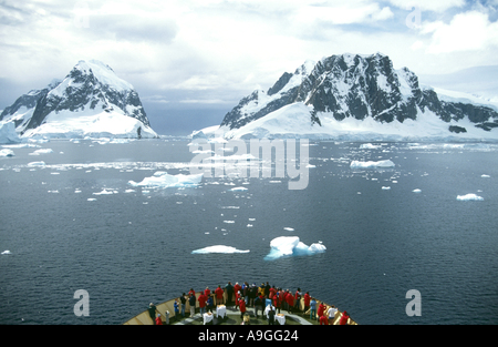 Lemaire-Kanal, Eingang vom Süden, spektakulären Anblick mit gewaltigen Klippen fallen direkt ins Meer, Antarktis Stockfoto