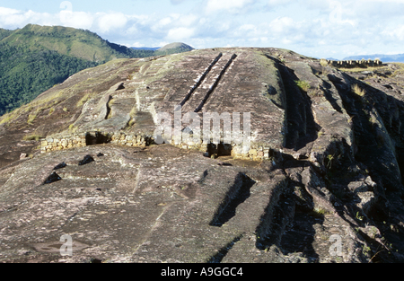 Festung El Fuerte, die archäologische Stätte von Samaipata besteht aus zwei Teilen: der Berg mit seinen vielen Schnitzereien, geglaubt, um b zu haben Stockfoto