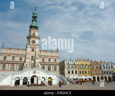 Ratusz (Rathaus) und alten armenischen Händlern Häuser, über Rynek Wielki, Zamosc, malopolska, Polen gesehen. Stockfoto