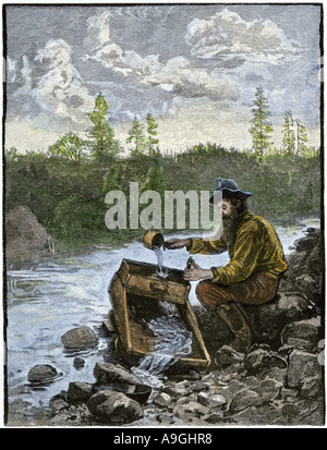 Gold Rush prospector waschen Kiesel aus einem Datenstrom über die Ladestation Schleuse Nuggets zu finden. Hand - farbige Holzschnitt Stockfoto